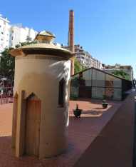 Cubicle WC amb la nau al fons.