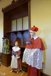 Vestits de cardenal del segle XVIII i de nena del segle XIX.