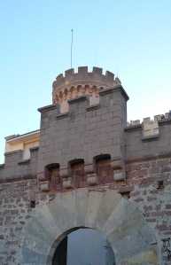 Matacà a l'entrada del castell.