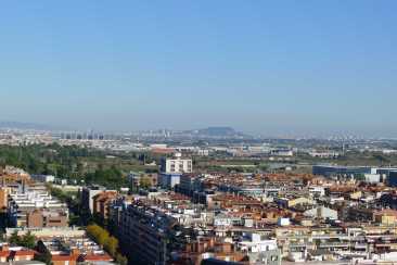 Panoràmica des de la terrassa. Al centre es pot veure Montjuïc.