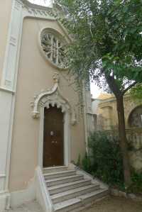 Porta de l'antiga capella de Can Ginestar.