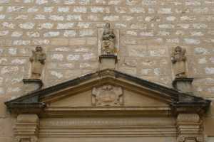 Timpà de la porta de l'església.