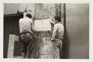 Col•locació de la placa del Museu Picasso Fons documental del Museu Picasso, Barcelona Fotografia d’Hernández.