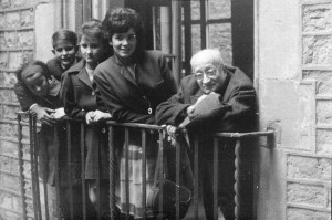 Palau Berenguer d’Aguilar: visita de Jaume Sabartés, Catherine Hutin,filla de Jacqueline Picasso, i la família Gaspar 1962 Fons Jaume Sabartés Fons documental del Museu Picasso, Barcelona Fotografia: desconegut. 