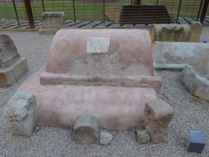 Tomba. Al text hi diu: Pedanius Dionysius, fet per la seva dona Fabia Ferriola