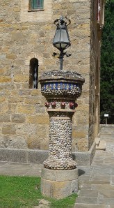 Columna amb fanal amb revestiment de còdols de riu