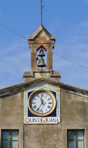 Detall de l'espadanya i el rellotge de Vil·la Joana.