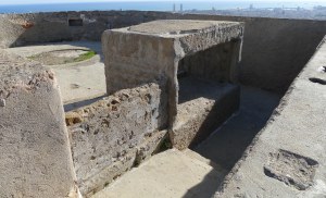 Interior d'una de les plataformes de tir. Al fons es pot veure el port i el mar.