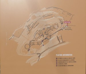 Plafó del Muhba amb plànol del cim del turó.