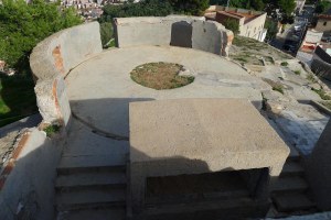 Una de les plataformes. A la dreta el carrer Marià Labèrnia.