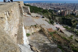 Restes de paviment a tocar de les parets de l'edificació militar.