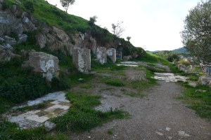 Restes de rajoles al vessant de Collserola