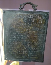 La Tabula Hospitalis, on surt per primer cop el gentilici baetulonensis.