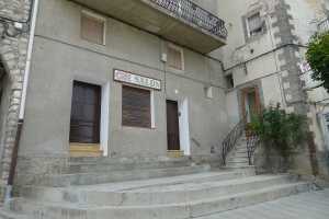 L'antic cafè Salón encara conserva el cartell.