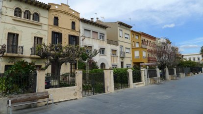 Casetes modernistes al carrer Sant Pau.