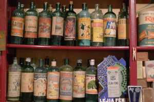 Ampolles de lleixiu a les prestageries del colmado.