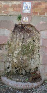 Font de gruta amb plaques dedicades a la Mare de Déu del Roser.
