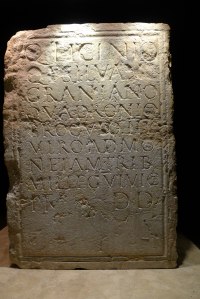 Jardí de Quint Licini. Pedestal honorífic.