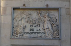 Placa amb el nom de Plaza de la Constitución.