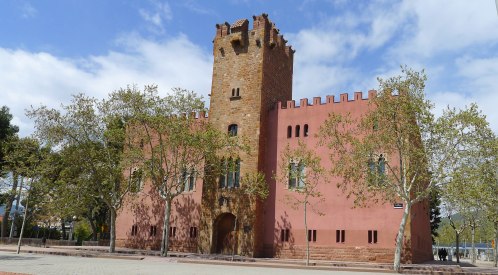 Façana principal de la Torre Roja. Al centre la torre medieval.