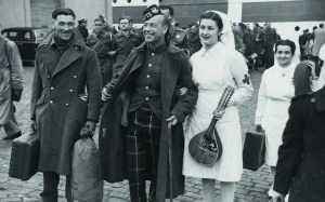 Intercanvi de presoners anglesos i alemanys al port, 17 maig 1944. AFB.