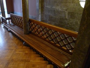 Banc de fusta a l'entresol.