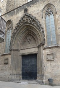 Porta de les Moreres amb les dues làpides a banda i banda.