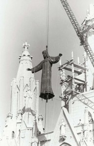 Una guran enlaira la imatge de bronze del Sagrat Cor.