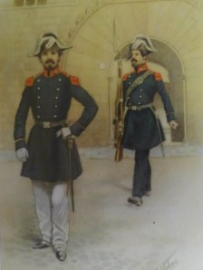 Parella d'agents davant la porta gòtica de l'Ajuntament. Any 1844.