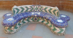 Banc de trencadís en forma d'os.