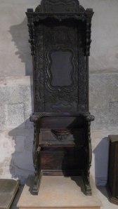 Cadira de fusta tallada de l'antic cor.