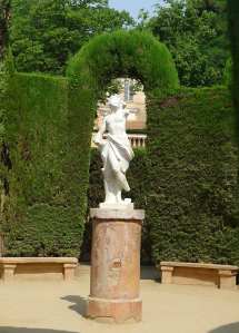 Estàtua d'Eros al centre del laberint.