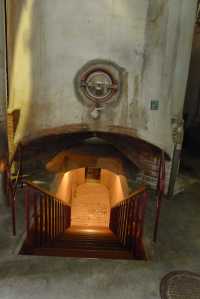 Entrada al soterrani on hi ha l'exposició.