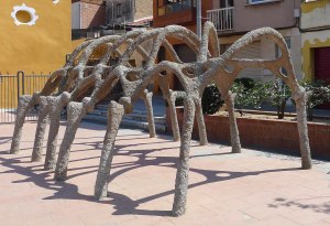 Pèrgola amb forma d'esquelet d'animal.