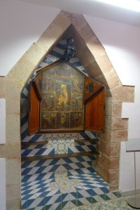 Retaule amb el moble que el preserva.