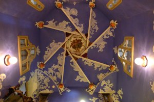 Sostre de la caixa d'escala silulant el cel.