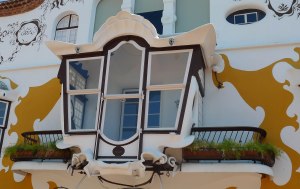 Detall de la tribuna amb forma de carruatge.