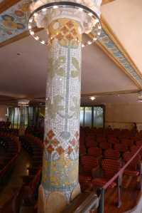 Columna a la platea.