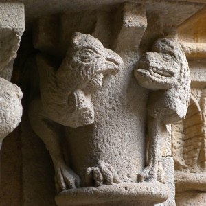 Detall d'un capitell del claustre.