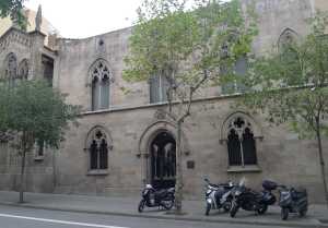 Façana de l'entrada al claustre per Rogell de Llúria.