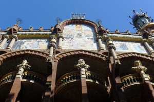 Escultures de músics a la façana.