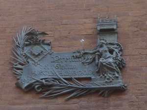 Placa del premi al millor edifici del 1909.