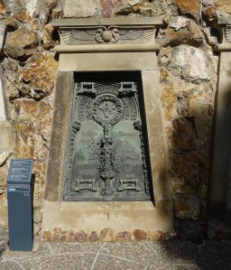 Hipogeu M. Valls. Arquitecte Domènech i Montaner.