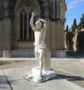 Panteó Vial amb escultura de Clarasó.