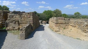 Porta principal de la muralla des de l'interior.