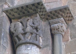 Capitells a l'exterior dels absis.