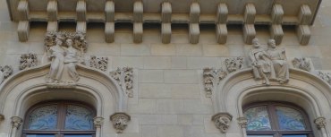 Figures als dintells de la casa Costa