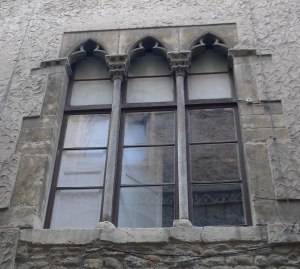 Finestra gòtica a la casa Sala Saçala.