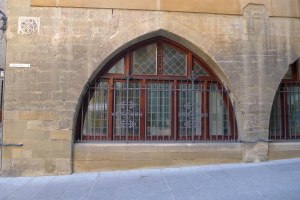 Llotja coberta al baixos de l'Ajuntament.