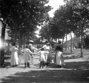 Dilluns+de+Pasqua%2C+pl.+Font+r%C3%BAbia%2C+El+Coll.+c.+1900.+AFB.+F